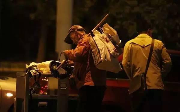 含著淚看完的！一位拾荒老人，溫暖了整個(gè)人間