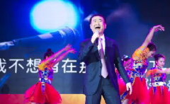 “國(guó)民公公”王健林火了，首富玩起了搖滾